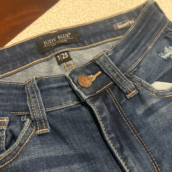 Judy Blue Jeans 1/25 Skinny Fit Mid Rise Distress Raw Hem Denim ClassicCore - Picture 2 of 8